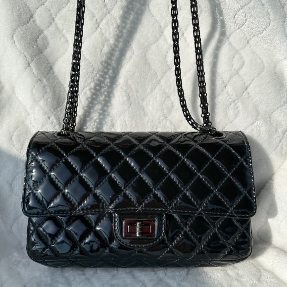 CHANEL 2.55 Reissue 225 Black Patent Quilted Calfskin Shoulder Bag - Picture 5 of 16